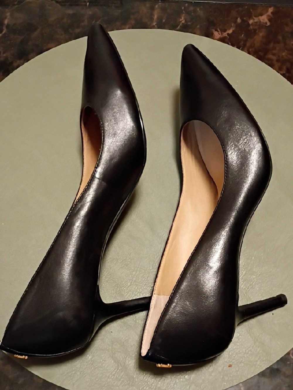 NWT Ralph Lauren Women Black Leather Pointed Pumps with Gold RL Accent Size 8.5